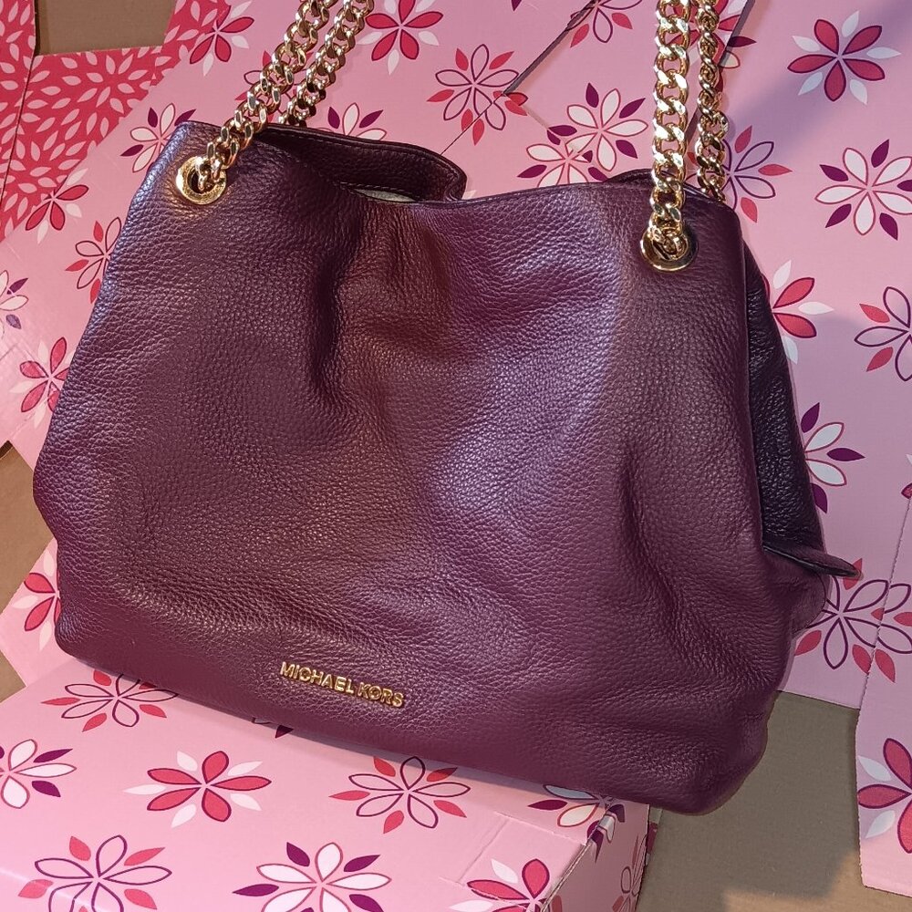 Medium/Large Michael Kors Jet Set shoulder chain tote.
